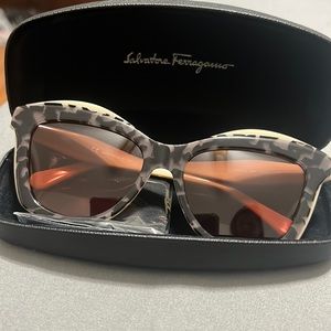 NEW Salvatore Ferragamo SF 941S 056 Grey Havana & Beige Sunglasses with SF Case